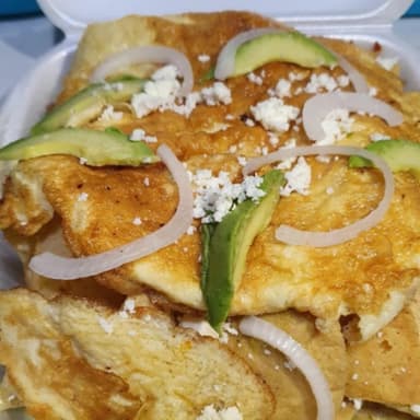 Chilaquiles con Huevo Revuelto + Bebida