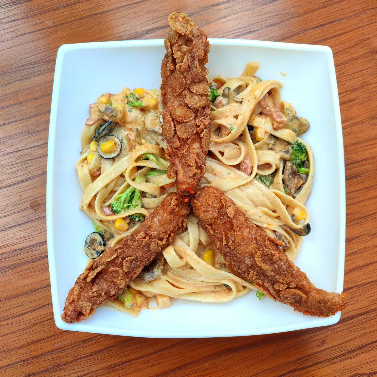 Fetuccini Alfredo/Chipotle con Tiras de Pollo