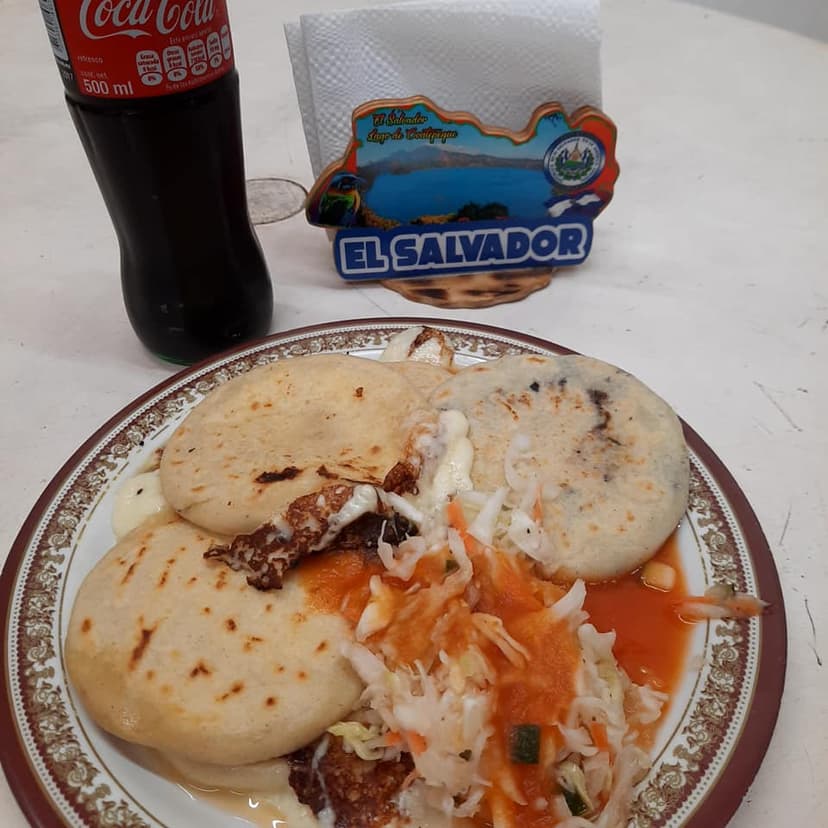 PUPUSA SALVADOREÑA "LA SANTANECA "