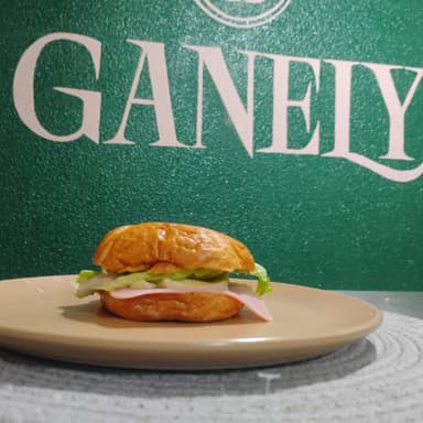 Cuernito de Jamón con Queso Manchego o Queso Crema