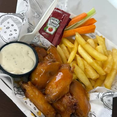 Combo Alitas 8 Piezas + Papas a la Francesa