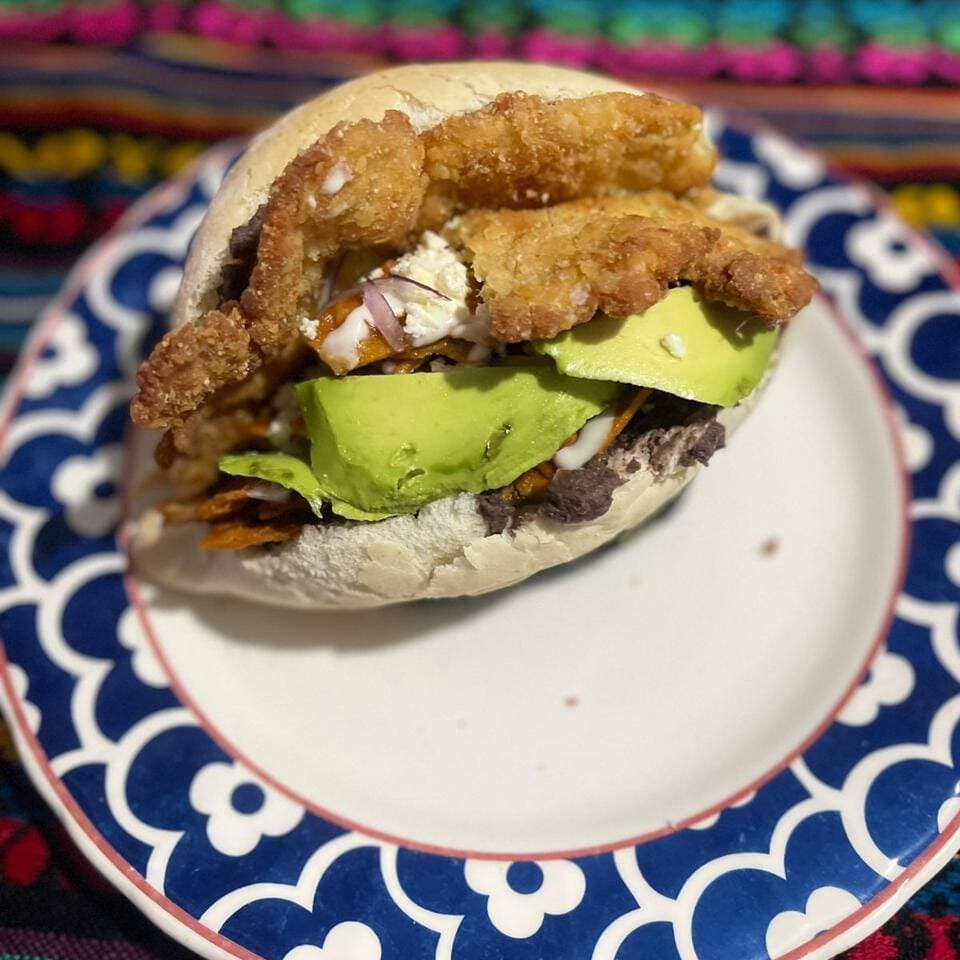 TORTA DE CHILAQUILES ROJOS-CON MILANESA DE POLLO
