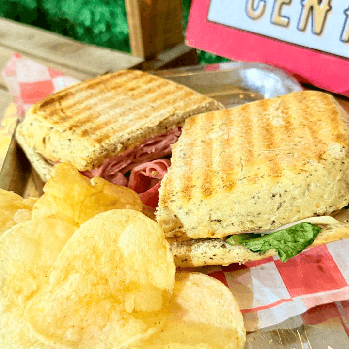 PANINI PAVO Y FRAPPÉ CAFÉ CARAMELO