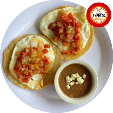 HUEVOS RANCHEROS CON FRIJOL