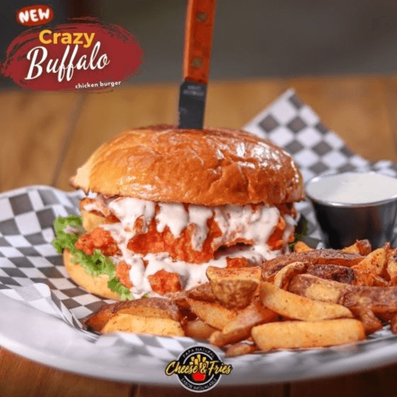 Crazy Buffalo Chicken Burger + Papas con queso