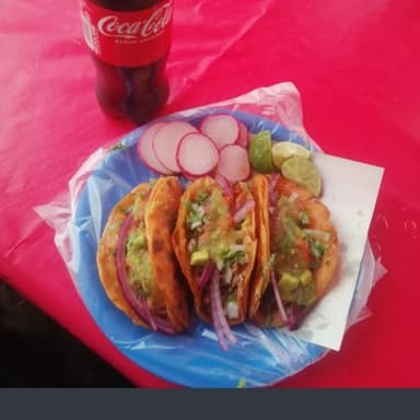 3 Ricos Tacos de Carnitas Mas Coca Cola 450 Mlt😋