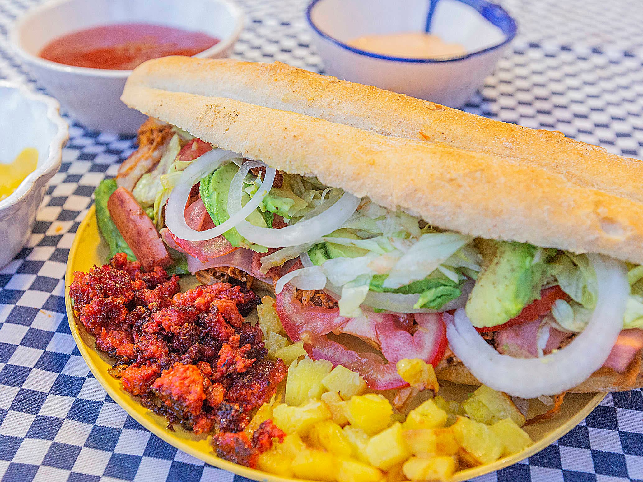 Cubana Especial + agua fresca