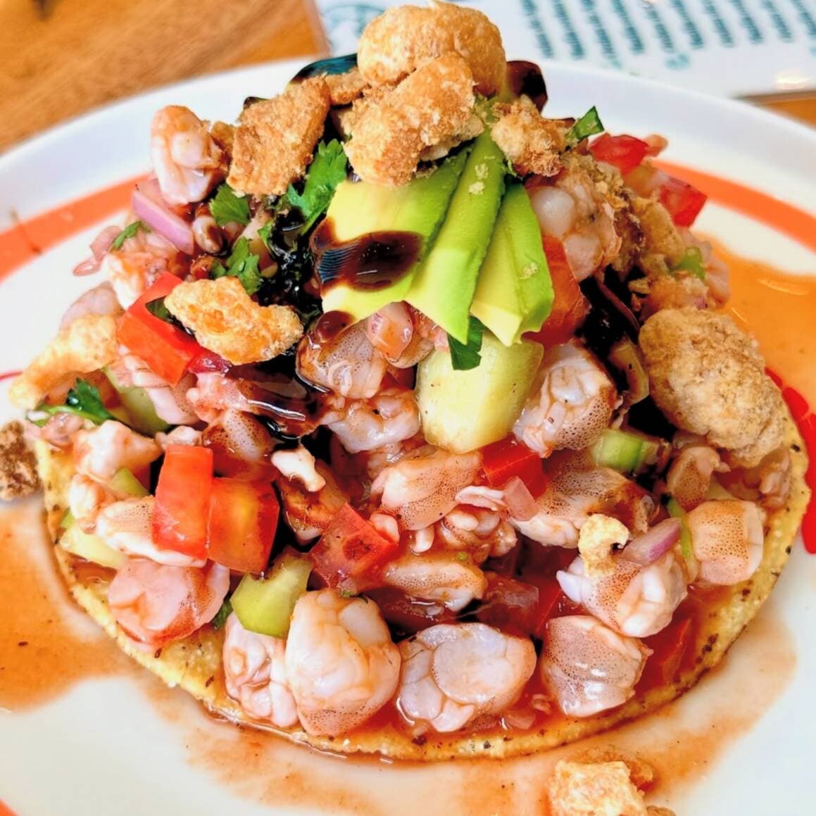 Tostada Ceviche Camaron con Chicharron