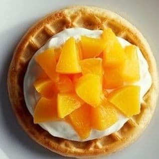 Waffle lechera y duraznos en almibar
