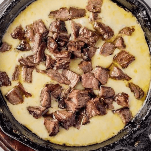 Queso fundido con Arrachera