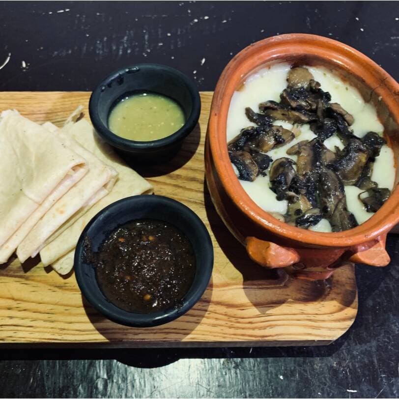 Queso fundido con champiñones