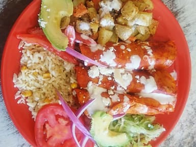 Enchiladas Al Cacahuate/Pollo/Arroz/Papas y Bebid
