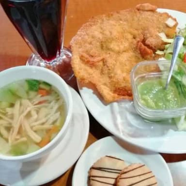 Pechuga Empanizada, Cosomé, Agua y Postre
