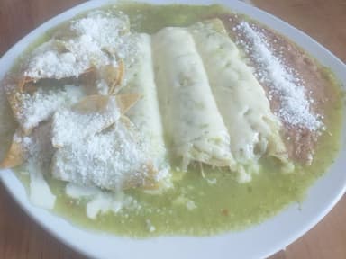 Enchiladas suizas con chilaquiles Verdes