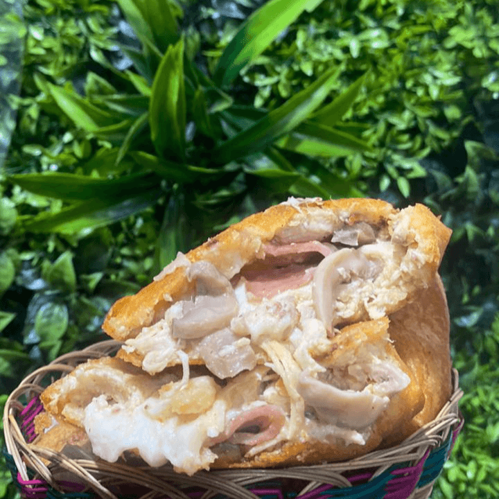 Arepa de Pollo con Champiñones