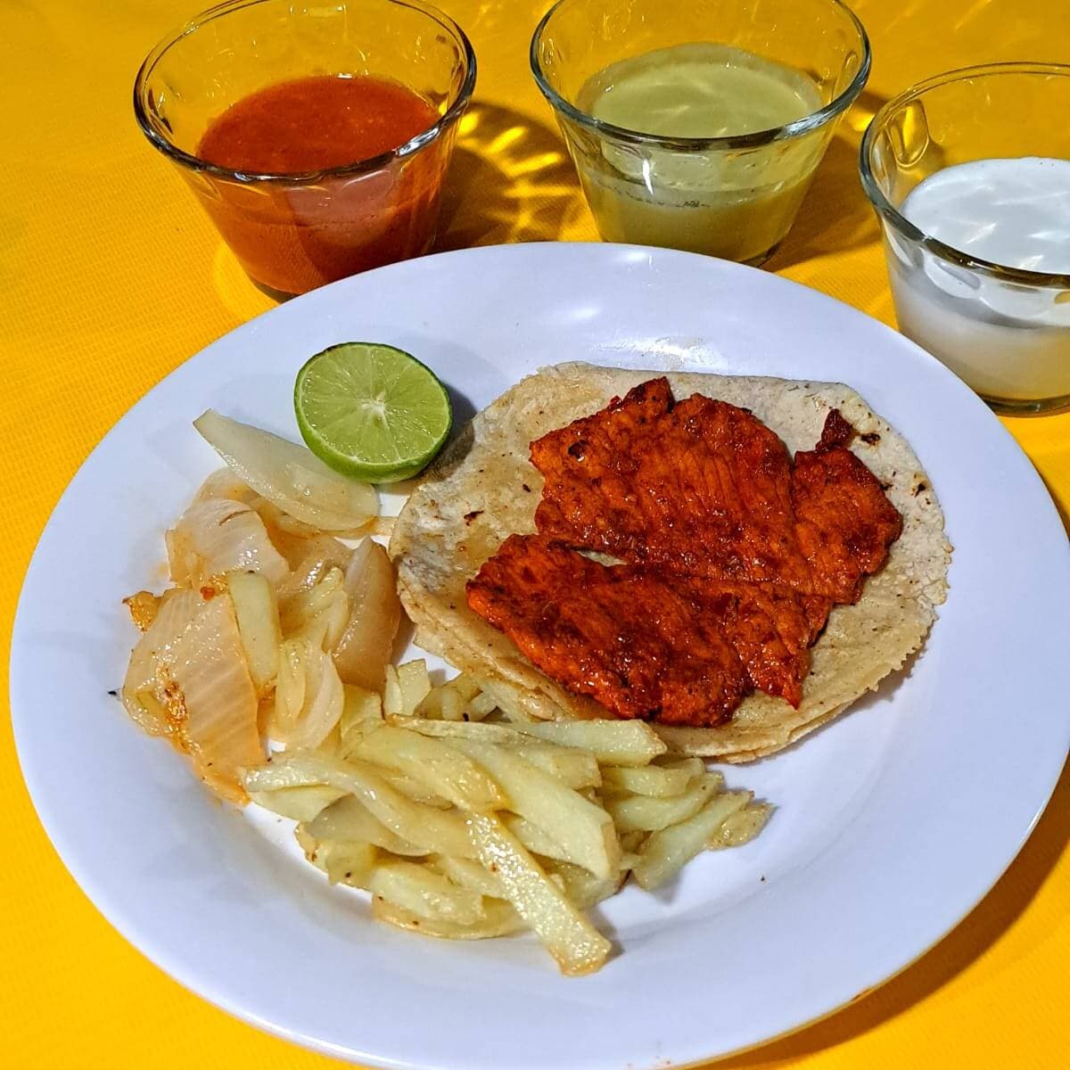 Taco de Carne Enchilada con Papas Fritas