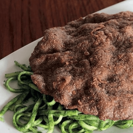 Tallarines Verdes con Apanado de Pollo