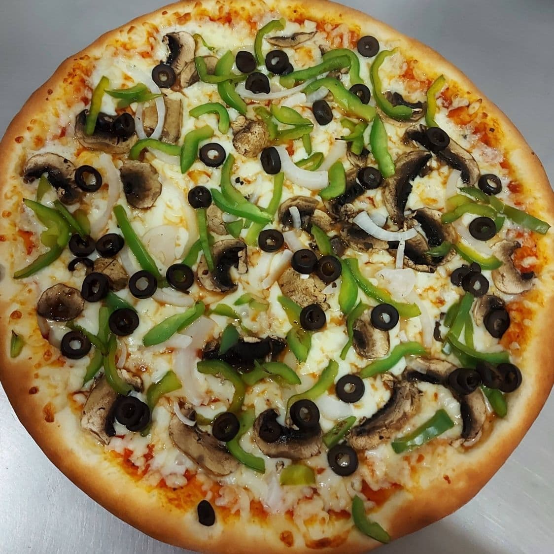Pizza Vegetariana Mediana. .