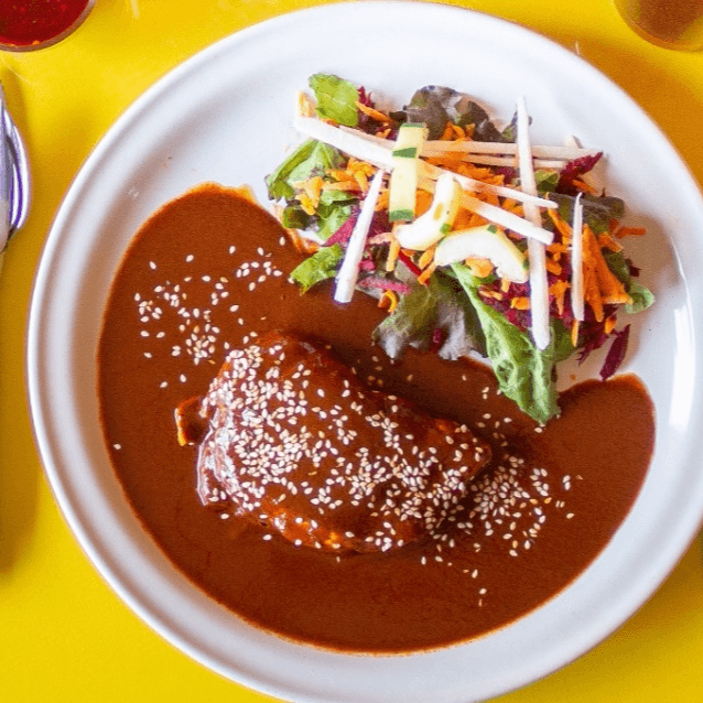 Milanesa de pollo bañada en coloradito