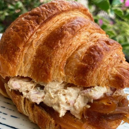 Croissant con Jamón y Pollo Deshilachado