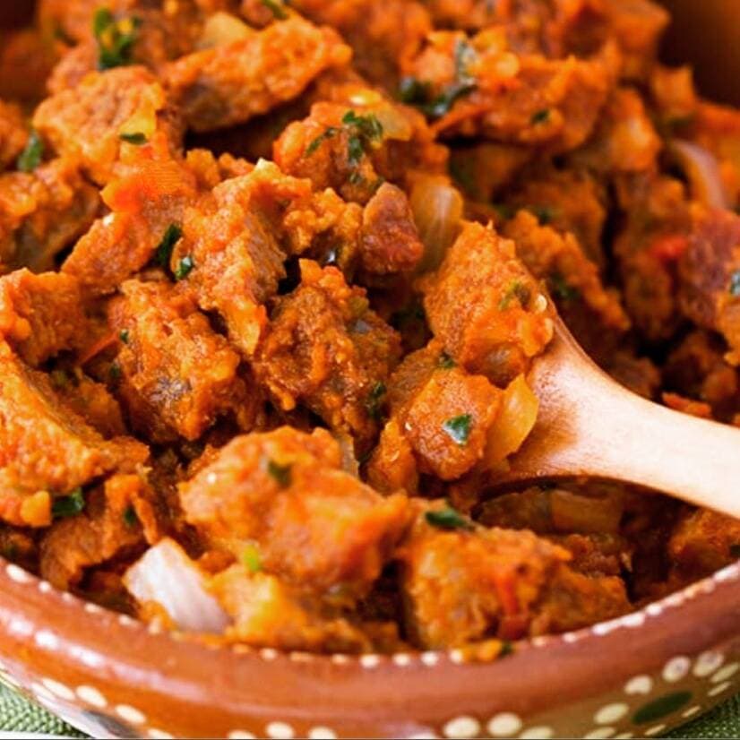 BURRITO DE CHICHARRON EN SALSA ROJA