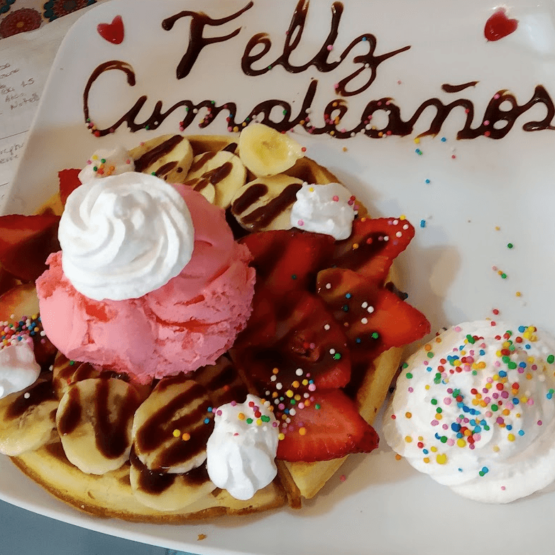 Waffle de Cumpleaños con Helado