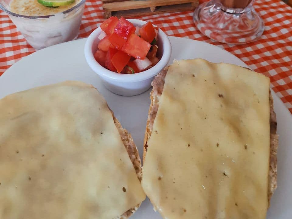 Combo Molletes con Jamón, Tocino o Chorizo.