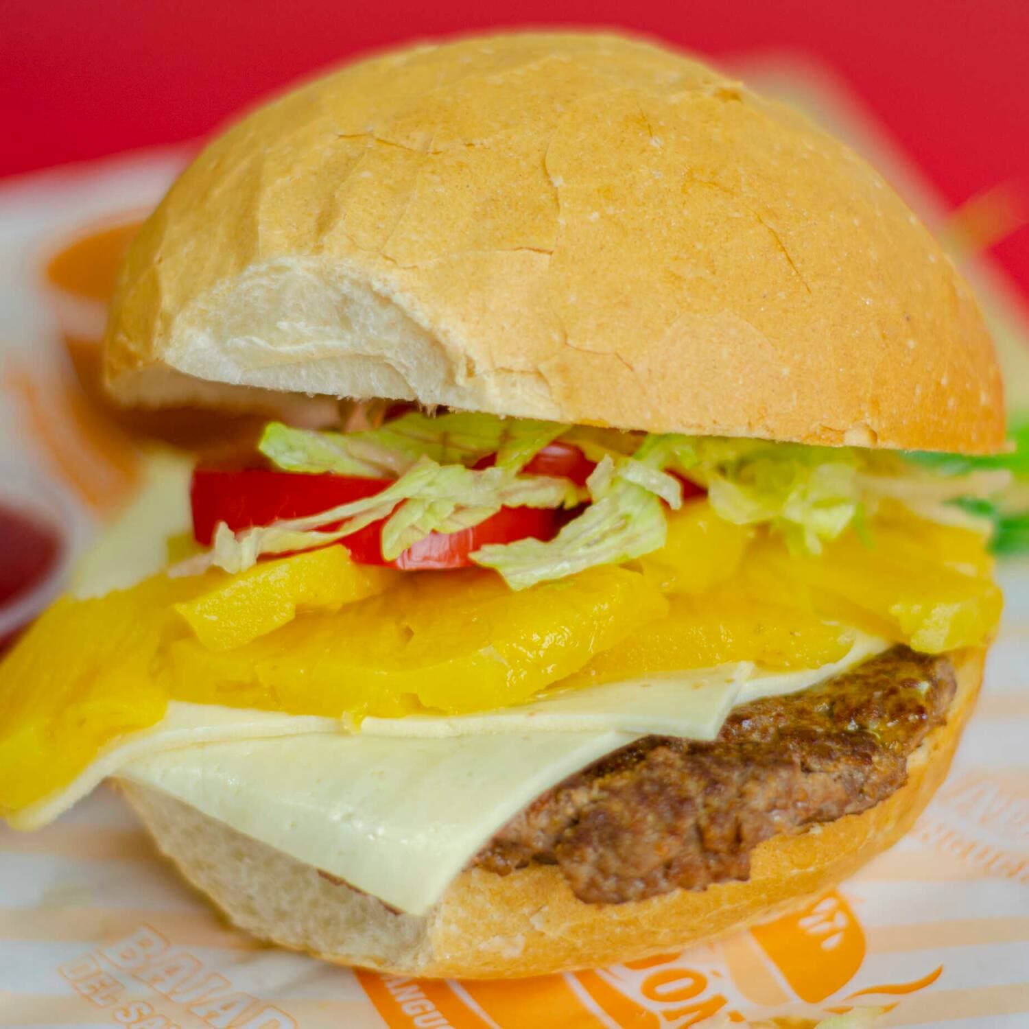 Sándwich de Hamburguesa con 2 Quesos y 3 Piñas