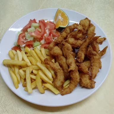 Camarones Empanizados con Papas y Ensalada