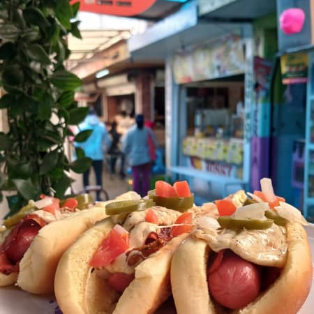 3 Hot Dogs con Tocino y Quesillo