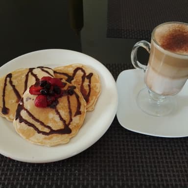 Combo-Hot cakes con café capuchino