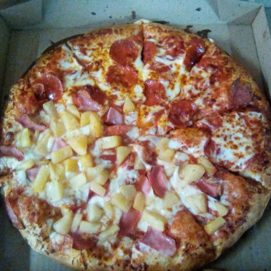 1 Pizza Grande Mitad Peperoni Mitad Hawaiana.