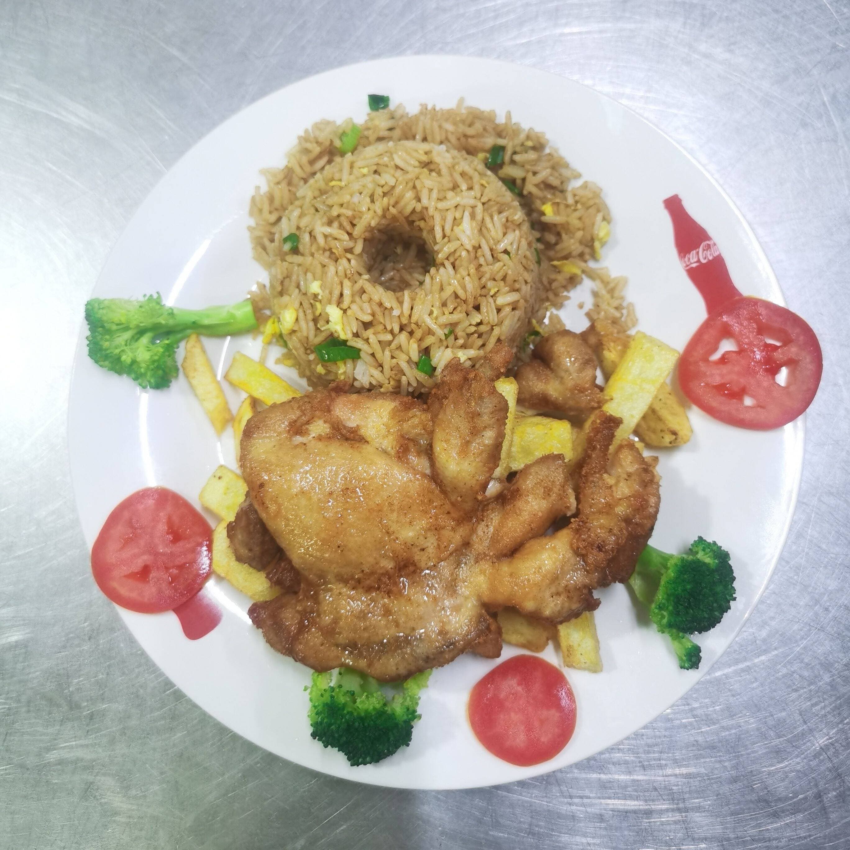 Pollo Frito con Papas y Chaufa