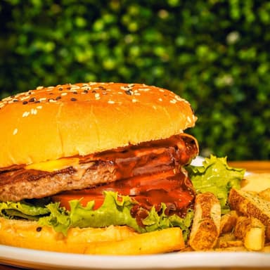 Hamburguesa de sirloin con papas a la francesa