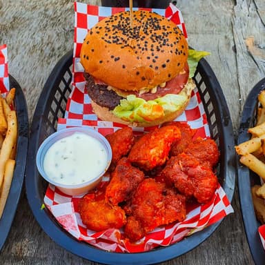 COMBO Burger + Boneless