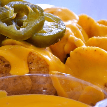 Nachos Con Queso y Jalapeño