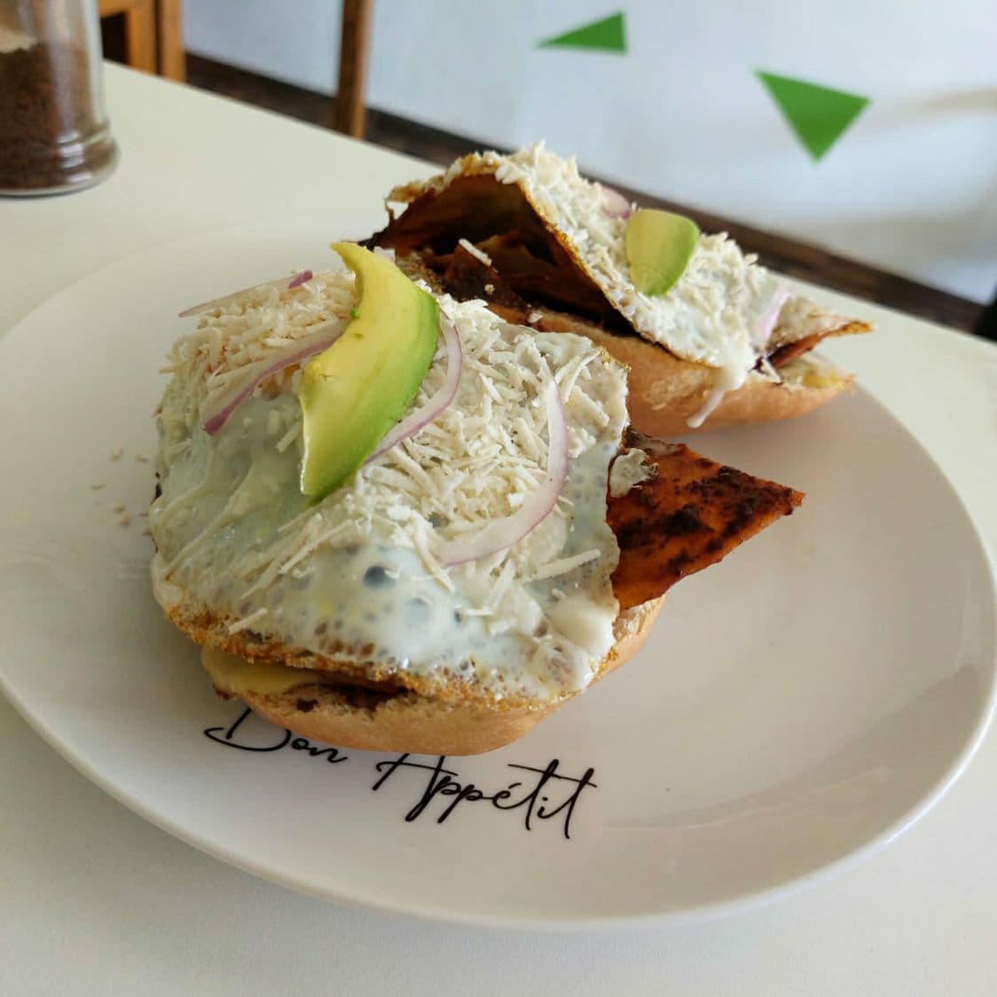Molletes de chilaquiles