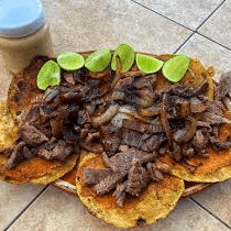 Tostada de carne al pastor y queso