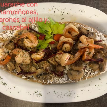 huaraches de camarones al ajillo