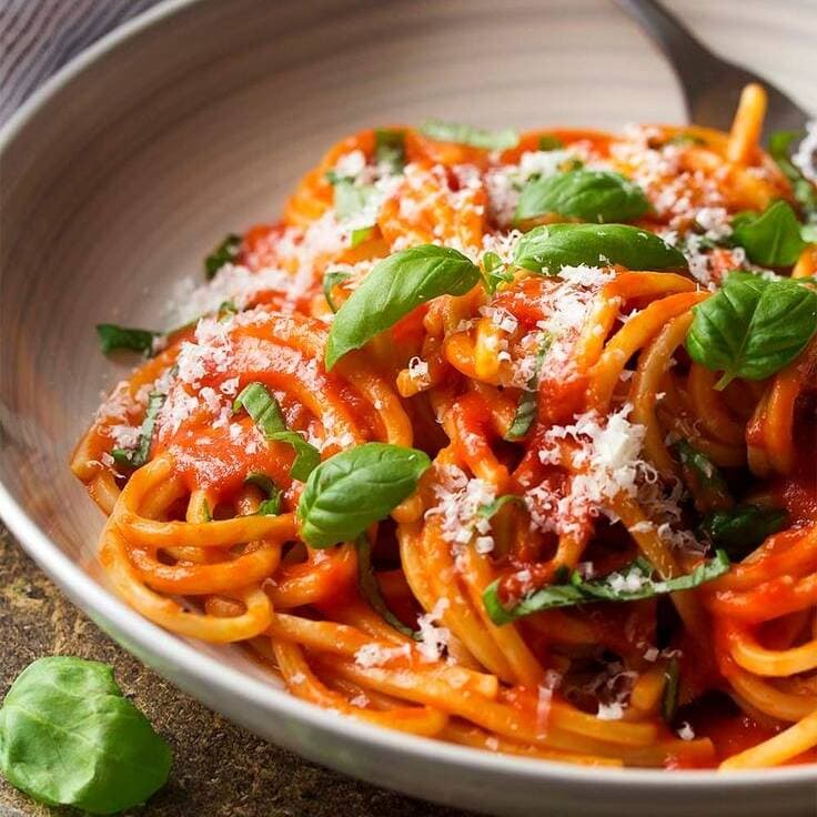 Pasta Pomodoro con Bebida