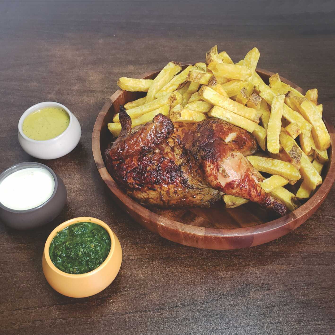 PM: 1/2 Pollo a la brasa + papas + cremas