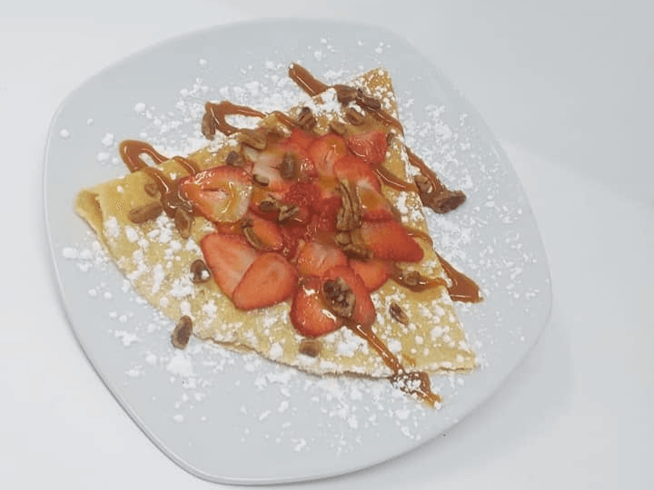 Crepa con Cajeta, Plátano, Fresa, Lechera y Nuez
