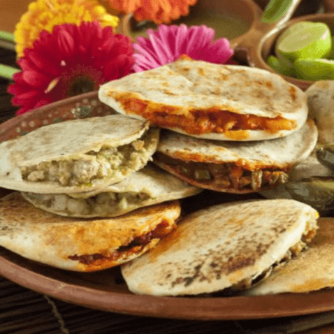 Gordita al Comal de Maíz con Frijoles y Queso