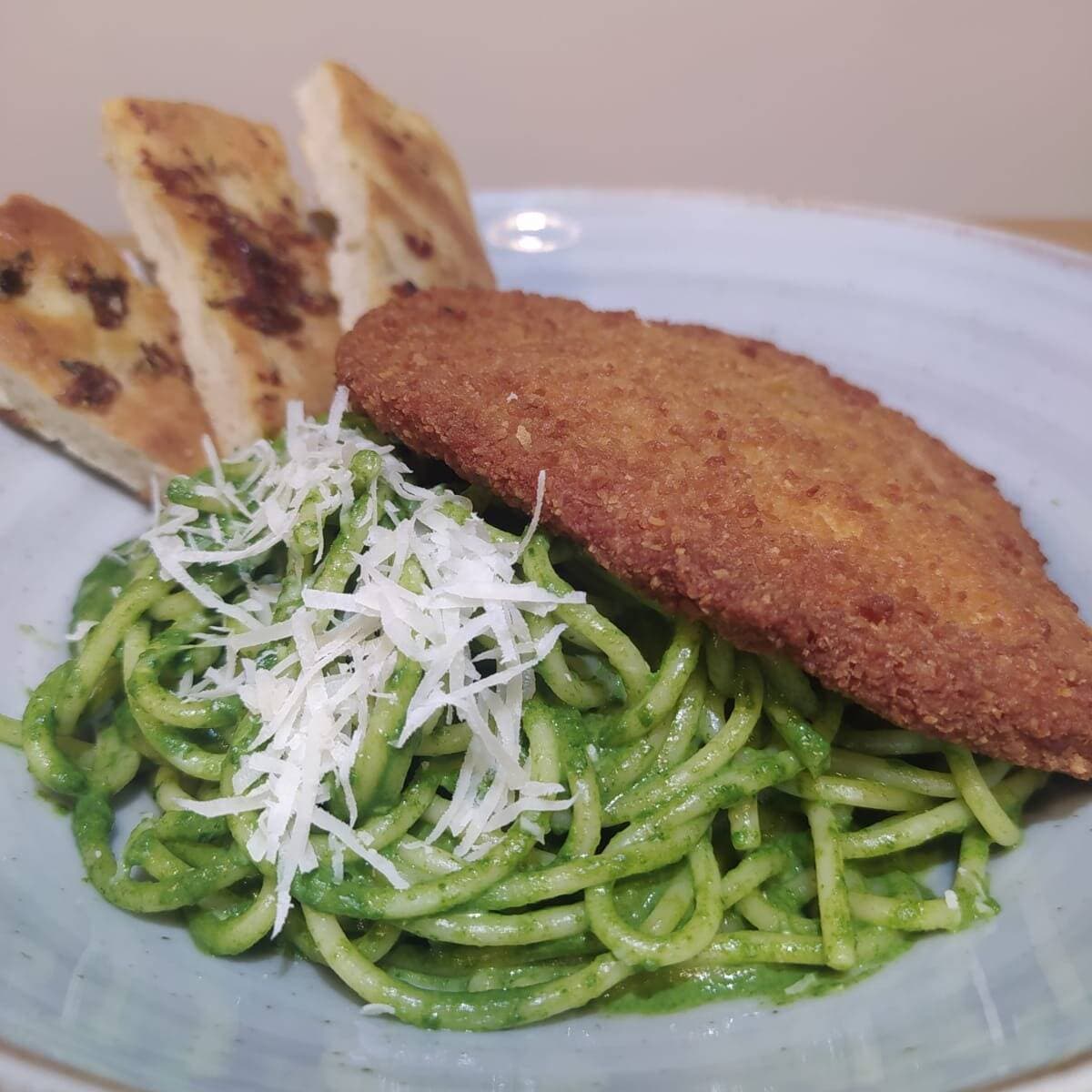 Spaghetti al Pesto con Milanesa