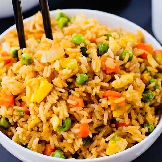 Arroz Yakimeshi de camarón y res