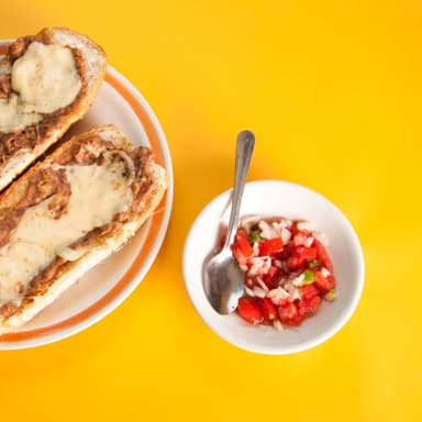 Paquete #3 Molletes, Café,  Pan y Fruta
