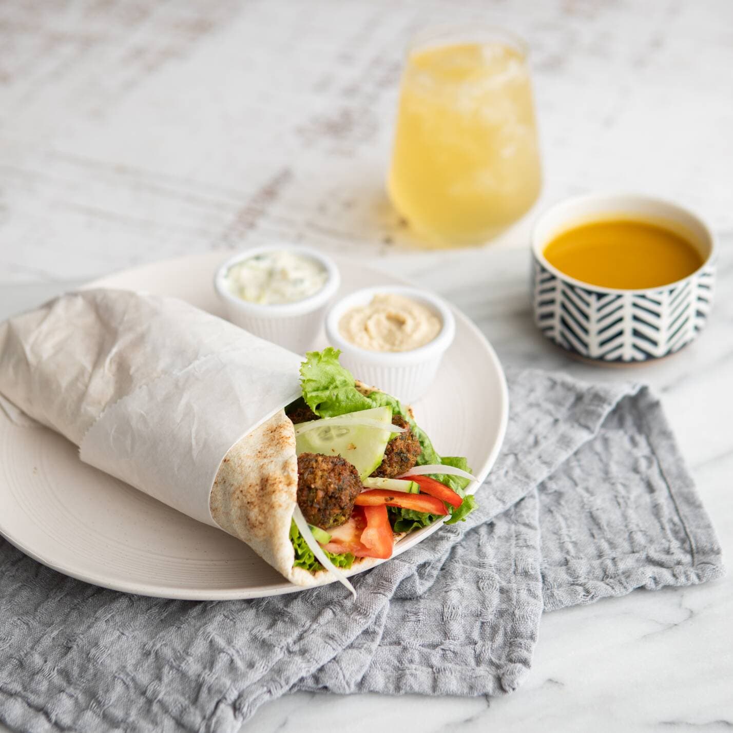 Gyro de Pollo o Falafel