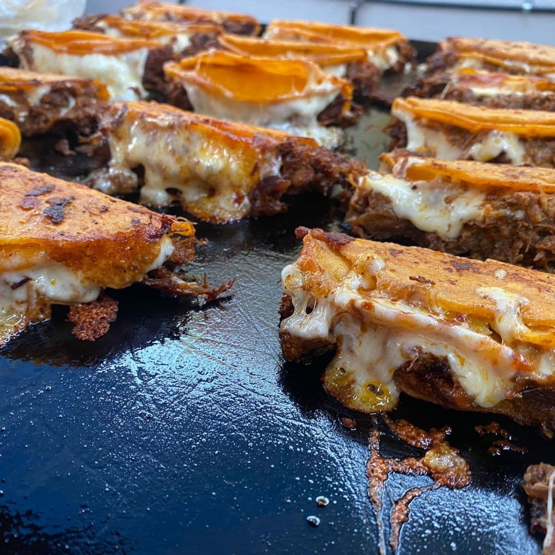 QUESABIRRIA HARINA CON CARNE DORADA