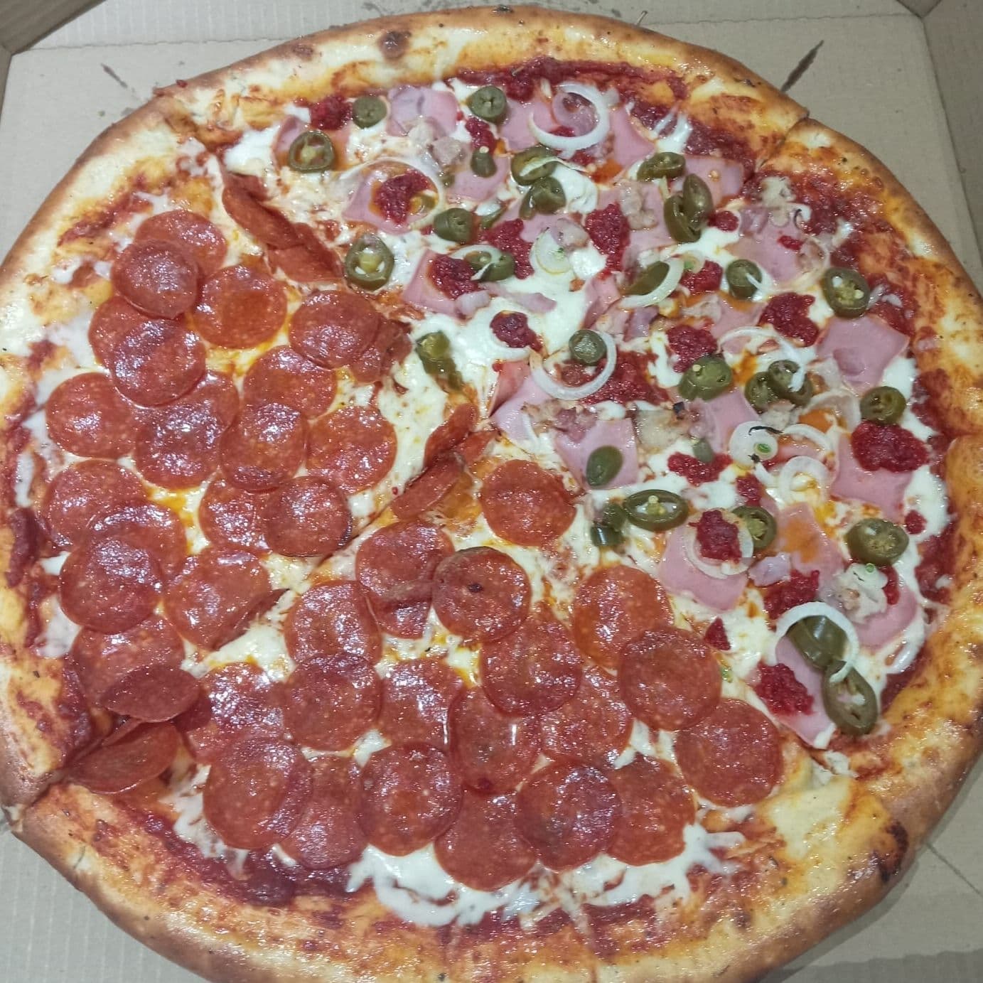 Pizza grande mitad Peperoni y mitad Mexicana