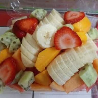COCKTEL DE FRUTA CON MIEL Y GRANOLA